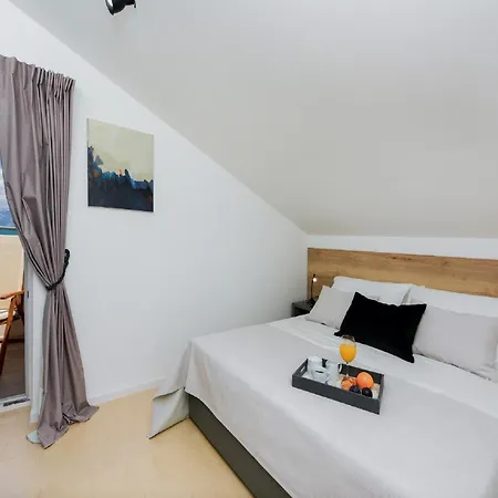 Modern In By The Sea * Nin