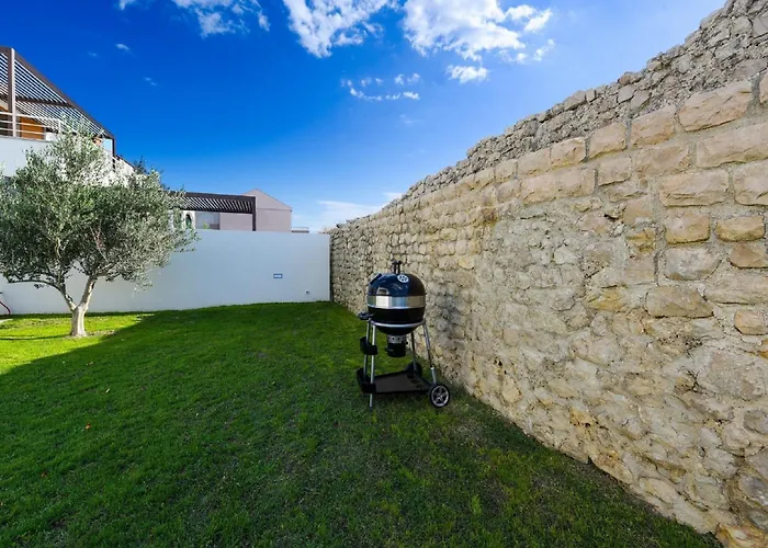 Modern In By The Sea * Nin