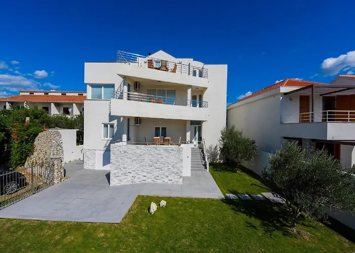 Modern In By The Sea Villa Nin