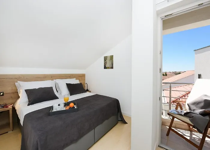 Modern In By The Sea * Nin