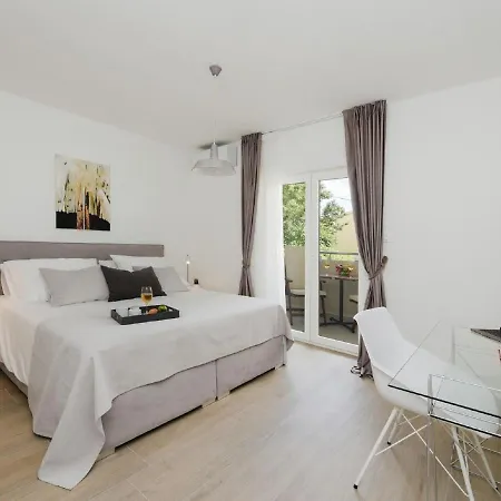 Modern In With Terrace *