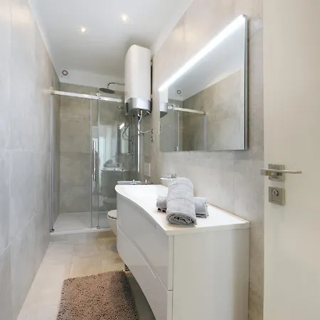 Modern In With Terrace *