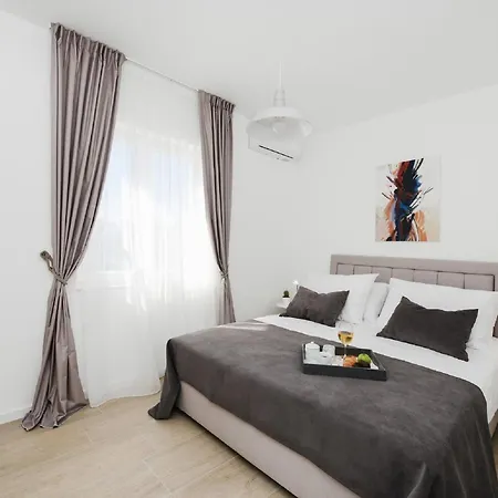 Modern In With Terrace * Nin