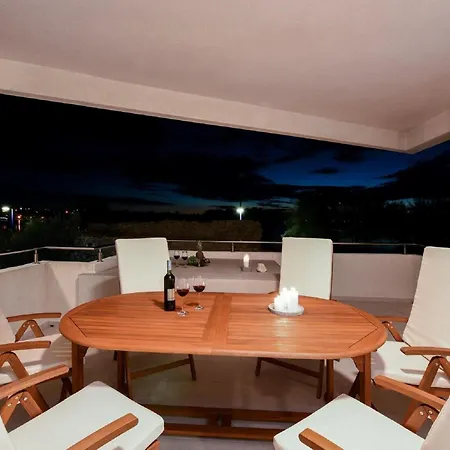 Modern In With Terrace *
