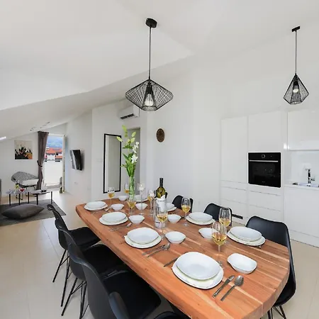 Modern In With Terrace نين