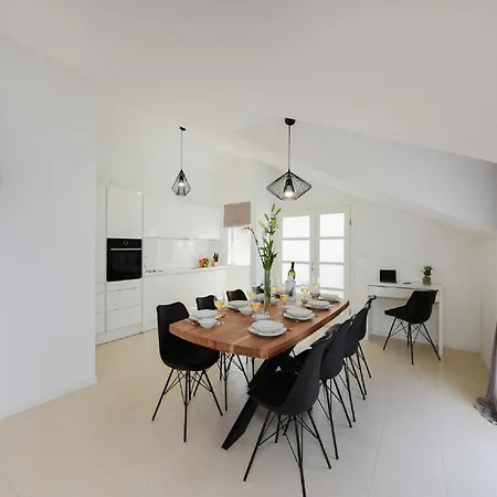 Modern In With Terrace *