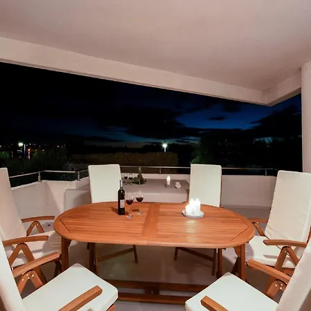 Modern In With Terrace *