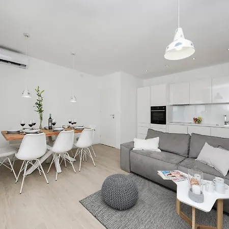 Modern In With Terrace * Nin