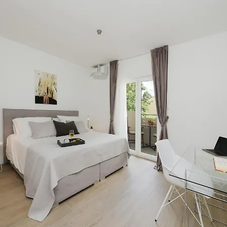 Modern In With Terrace فيلة نين