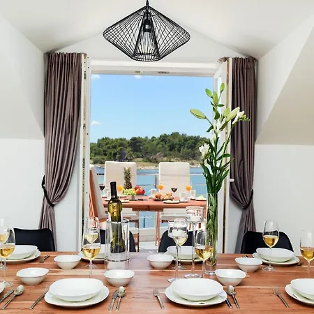 Modern In With Terrace *