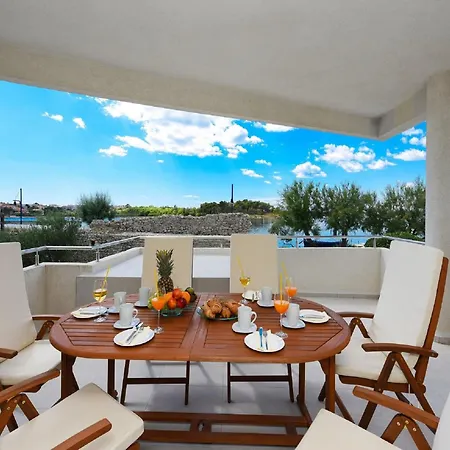 Modern In With Terrace نين