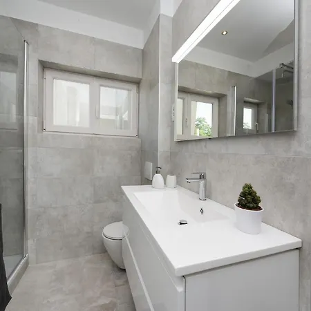 Modern In With Terrace * Nin