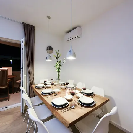 Modern In With Terrace *