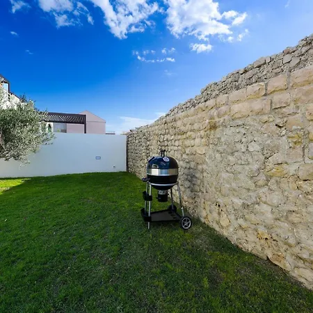 Modern In With Terrace * Nin