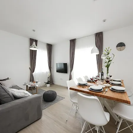 Modern In With Terrace *