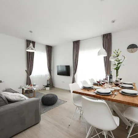 Modern In With Terrace *