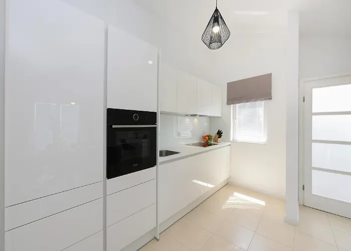 Modern In By The Sea נין