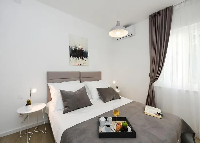 Modern In By The Sea נין