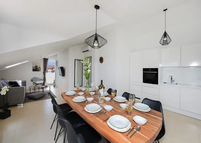 Modern In By The Sea Villa Nin