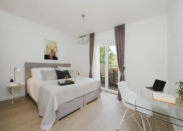 Modern In By The Sea נין