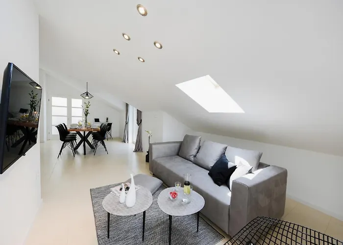 Modern In By The Sea * Nin